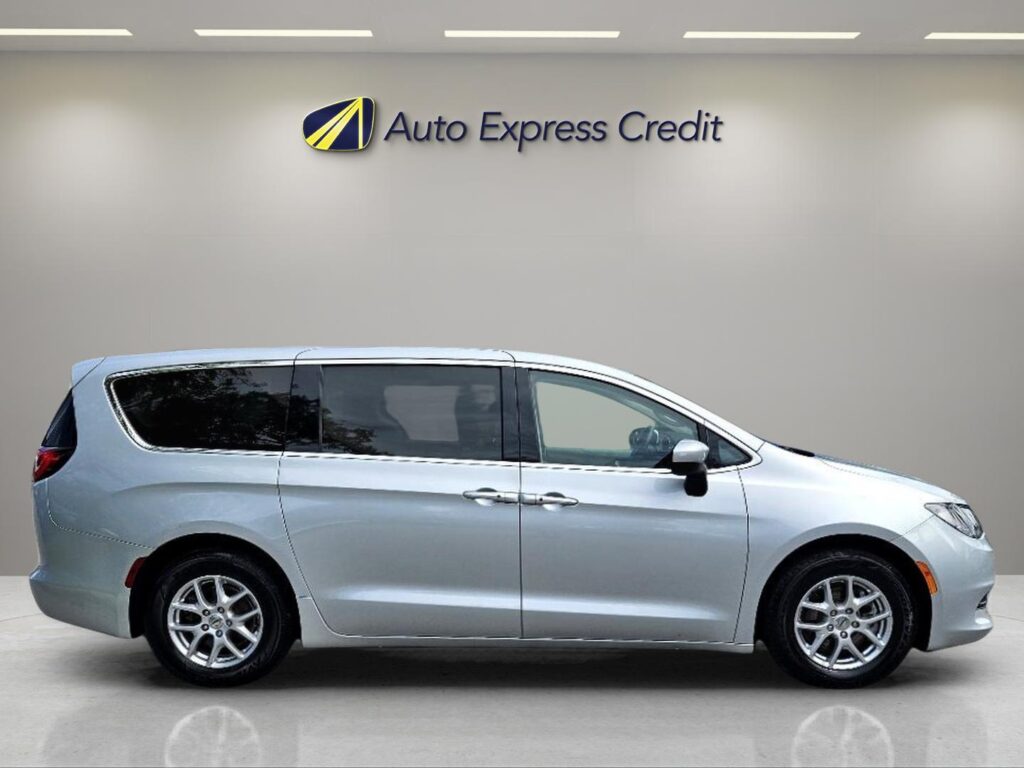 2022 Chrysler Voyager LX