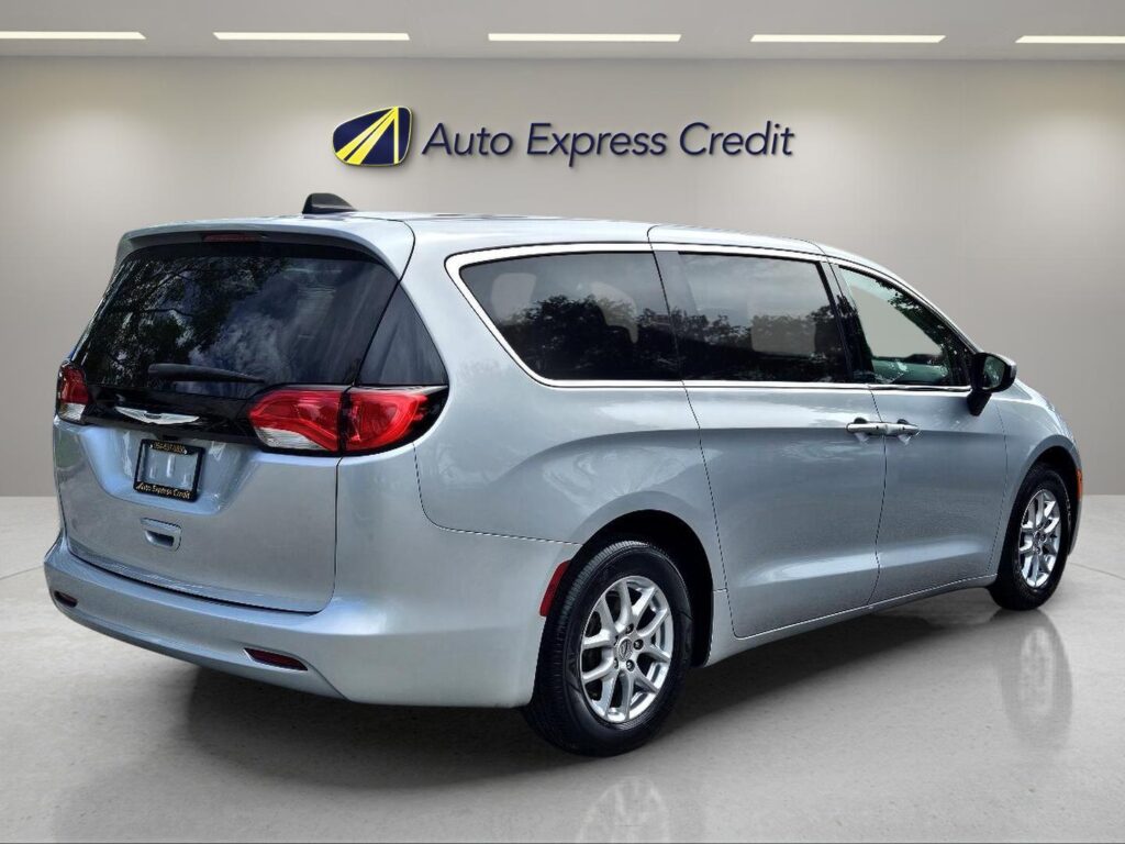 2022 Chrysler Voyager LX