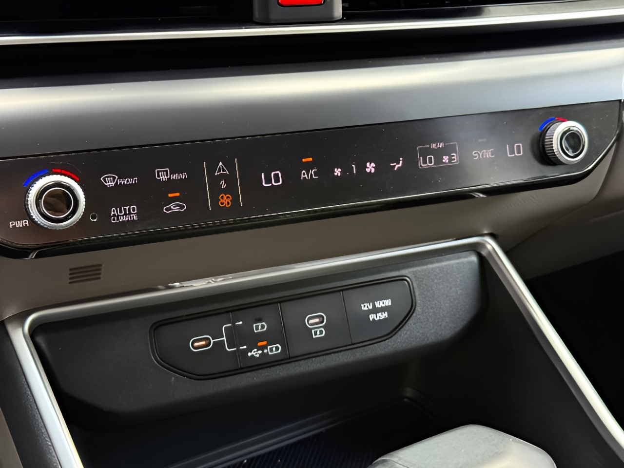 2025 Kia Carnival LXS - Photo 34